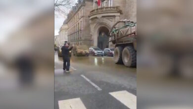 Γαλλία:-Μπλόκα-και-συγκρούσεις-αγροτών-για-τη-μαζική-σφαγή-ζώων-λόγω-κρουσμάτων-οζώδους-δερματίτιδας