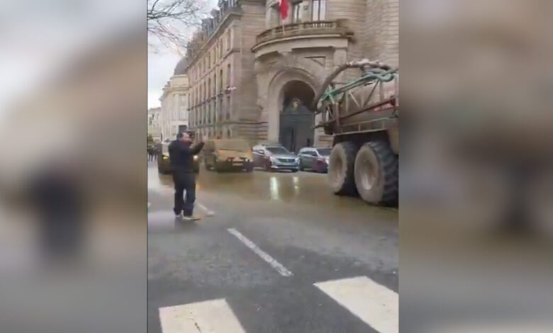 Γαλλία:-Μπλόκα-και-συγκρούσεις-αγροτών-για-τη-μαζική-σφαγή-ζώων-λόγω-κρουσμάτων-οζώδους-δερματίτιδας