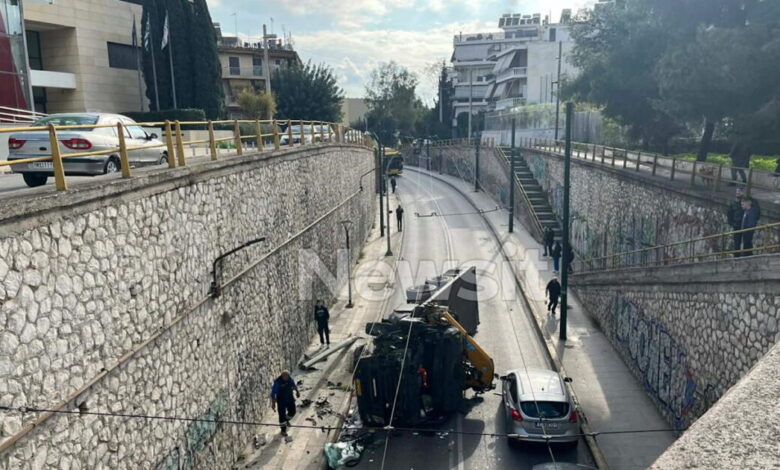 Νέα-Φιλαδέλφεια:-Γερανοφόρο-έπεσε-σε-κολόνα-και-ντελαπάρισε-–-Στο-ένα-ρεύμα-η-κυκλοφορία