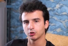 Στέργιος-Μικρούτσικος:-Προσπαθώ-να-μην-σκέφτομαι-το-βαρύ-όνομα-που-κουβαλάω-–-Ο-γιος-του-Θάνου-Μικρούτσικου-στην-πρώτη-του-συνέντευξη