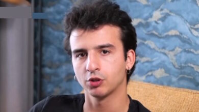 Στέργιος-Μικρούτσικος:-Προσπαθώ-να-μην-σκέφτομαι-το-βαρύ-όνομα-που-κουβαλάω-–-Ο-γιος-του-Θάνου-Μικρούτσικου-στην-πρώτη-του-συνέντευξη