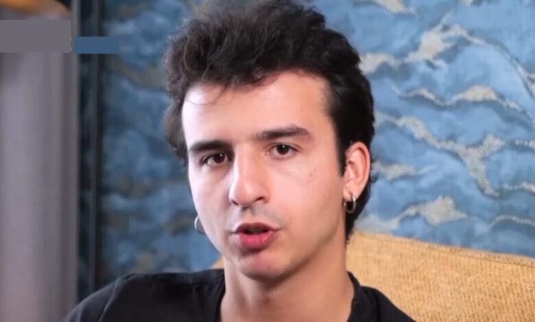 Στέργιος-Μικρούτσικος:-Προσπαθώ-να-μην-σκέφτομαι-το-βαρύ-όνομα-που-κουβαλάω-–-Ο-γιος-του-Θάνου-Μικρούτσικου-στην-πρώτη-του-συνέντευξη