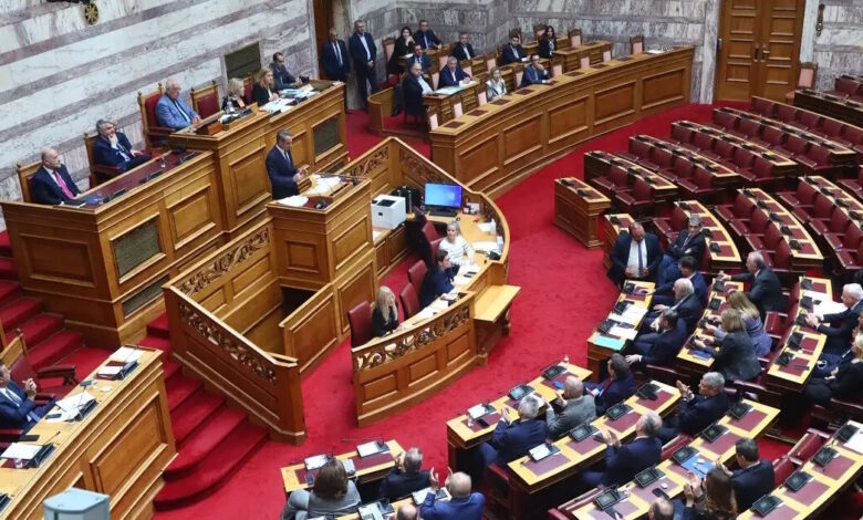 Πυρά-της-αντιπολίτευσης-στην-κυβέρνηση-για-τους-αγρότες:-Προσχηματική-η-πρόσκληση-Μητσοτάκη-για-διάλογο