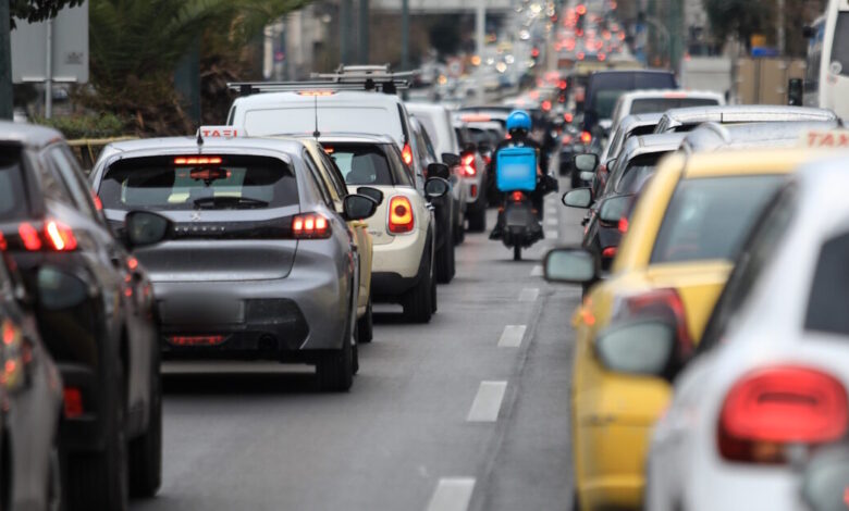 Πειραιάς:-Οδηγός-αυτοκινήτου-ξυλοκόπησε-ντελιβερά-για-την-προτεραιότητα