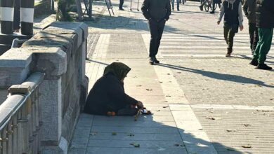 Χριστούγεννα-στα-Τρίκαλα:-Βόλτα,-φως-και-επαιτεία-στο-κέντρο