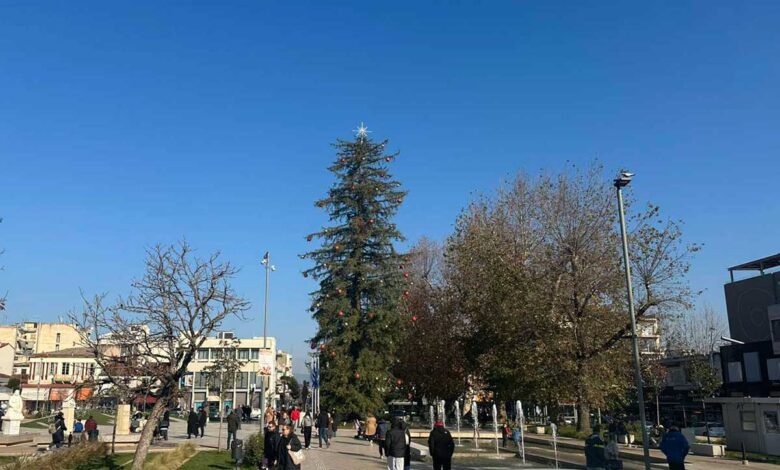 Ηλιόλουστα-Χριστούγεννα-στα-Τρίκαλα:-Ζωντανή-η-πόλη,-υποτονική-η-αγορά