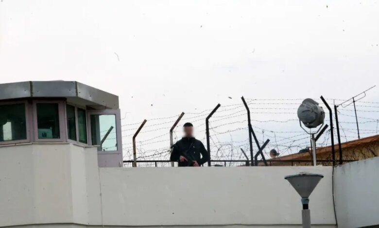 Έφοδος-της-αστυνομίας-στις-φυλακές-Κορυδαλλού-«αποκάλυψε»-κινητά-τηλέφωνα,-καλώδια-φόρτισης-και-θήκες-ασύρματων-ακουστικών