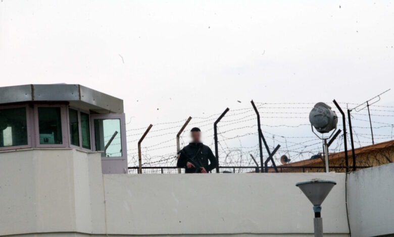 Έφοδος-της-αστυνομίας-στις-φυλακές-Κορυδαλλού-«αποκάλυψε»-κινητά-τηλέφωνα,-καλώδια-φόρτισης-και-θήκες-ασύρματων-ακουστικών