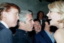 Νέες-φωτογραφίες-από-την-έπαυλη-του-Επστάιν:-Ο-Ντόναλντ-Τραμπ-και-ο-πρώην-πρίγκιπας-Άντριου-μεταξύ-των-19-προσώπων