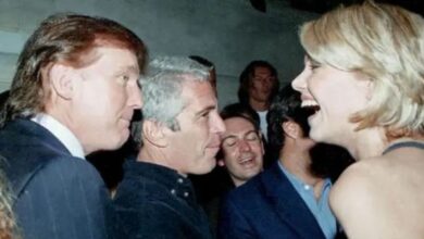 Νέες-φωτογραφίες-από-την-έπαυλη-του-Επστάιν:-Ο-Ντόναλντ-Τραμπ-και-ο-πρώην-πρίγκιπας-Άντριου-μεταξύ-των-19-προσώπων