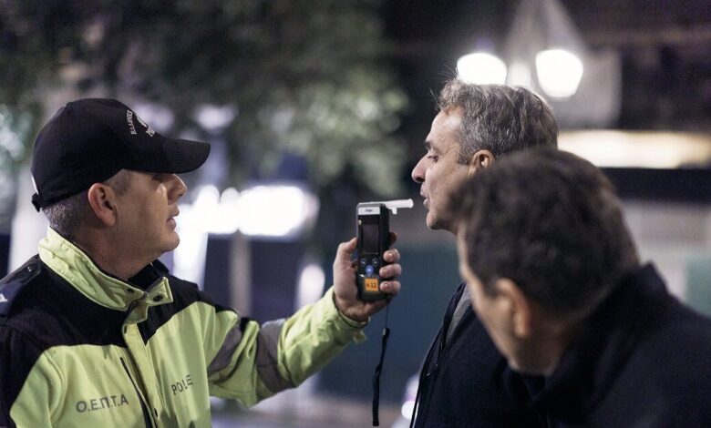 Κυριάκος-Μητσοτάκης:-Επισκέφθηκε-μπλόκο-για-αλκοτέστ-μαζί-με-τον-Μιχάλη-Χρυσοχοΐδη-το-βράδυ-του-Σαββάτου