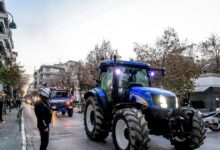 Αγροτικές-κινητοποιήσεις:-Έτοιμοι-για-Χριστούγεννα-στα-μπλόκα-οι-αγρότες-–-Αντί-για-συνάντηση,-στέλνουν-λίστα-με-αιτήματα-στον-Κυριάκο-Μητσοτάκη