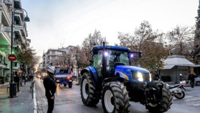 Αγροτικές-κινητοποιήσεις:-Έτοιμοι-για-Χριστούγεννα-στα-μπλόκα-οι-αγρότες-–-Αντί-για-συνάντηση,-στέλνουν-λίστα-με-αιτήματα-στον-Κυριάκο-Μητσοτάκη