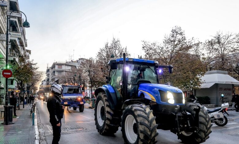 Αγροτικές-κινητοποιήσεις:-Έτοιμοι-για-Χριστούγεννα-στα-μπλόκα-οι-αγρότες-–-Αντί-για-συνάντηση,-στέλνουν-λίστα-με-αιτήματα-στον-Κυριάκο-Μητσοτάκη