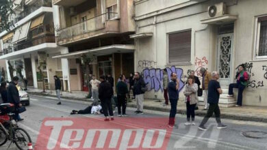 Πάτρα:-Οδηγός-μηχανής-τραυματίστηκε-μετά-από-τροχαίο-με-διανομέα-–-Έχασε-τον-έλεγχο-και-έπεσε-σε-σταθμευμένο-όχημα