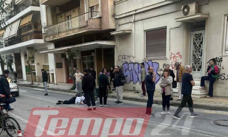 Πάτρα:-Οδηγός-μηχανής-τραυματίστηκε-μετά-από-τροχαίο-με-διανομέα-–-Έχασε-τον-έλεγχο-και-έπεσε-σε-σταθμευμένο-όχημα