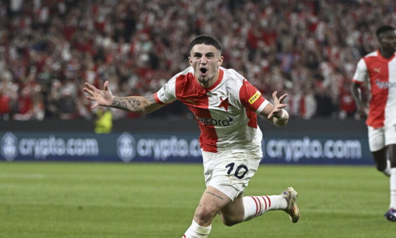 Ο-Χρήστος-Ζαφείρης-αποθεώθηκε-στο-τελευταίο-του-παιχνίδι-με-τη-Σλάβια-Πράγας-πριν-τη-«μετακόμιση»-στον-ΠΑΟΚ