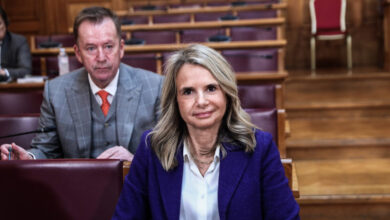 Εξεταστική-για-τον-ΟΠΕΚΕΠΕ:-Συλληφθείς-στην-Κρήτη-κουμπάρος-του-Ανδρουλάκη,-λέει-ο-Λαζαρίδης-–-Στέλεχος-της-ΝΔ-ο-αρχηγός,-απαντά-η-Αποστολάκη