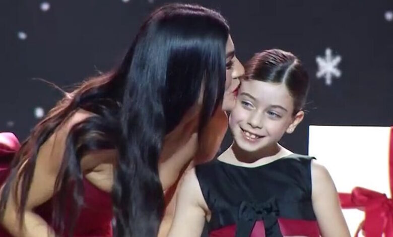 Όσα-είδαμε-στα-madwalk-2025:-Ξεχώρισε-η-στιγμή-που-η-Ήβη-Αδάμου-εμφανίστηκε-στη-σκηνή-με-την-κόρη-της