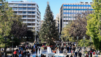 Εορταστικό-ωράριο-2025:-Ανοιχτά-σήμερα-τα-μαγαζιά-–-Τι-ώρα-κλείνουν