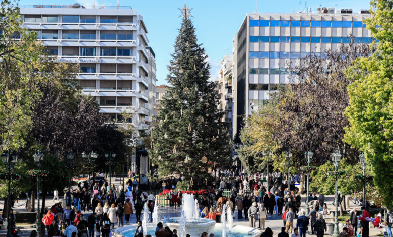 Εορταστικό-ωράριο-2025:-Ανοιχτά-σήμερα-τα-μαγαζιά-–-Τι-ώρα-κλείνουν