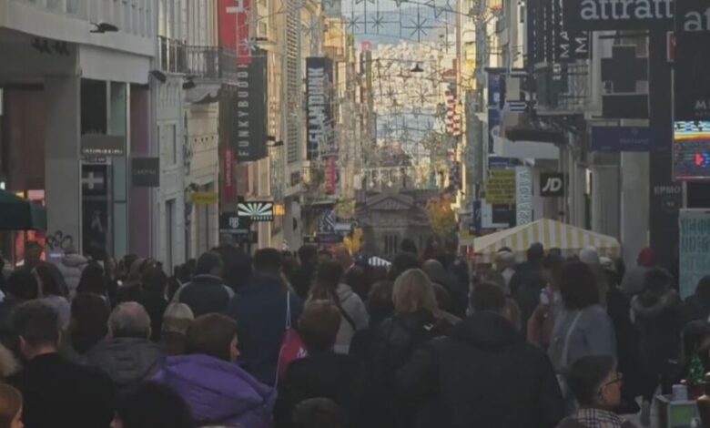 Εορταστικό-ωράριο-2025:-Κοσμοσυρροή-στην-Ερμού-για-τα-ανοιχτά-καταστήματα