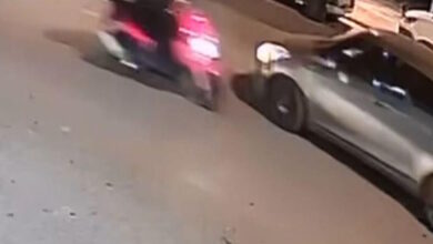 Τροχαίο-στον-Κολωνό:-Η-στιγμή-που-μεθυσμένη-οδηγός-μηχανής-συγκρούεται-με-δύο-αυτοκίνητα-και-μία-μοτοσικλέτα