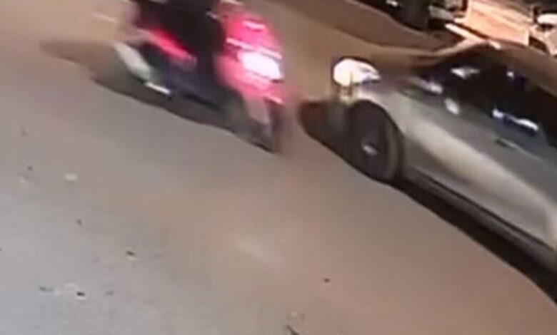 Τροχαίο-στον-Κολωνό:-Η-στιγμή-που-μεθυσμένη-οδηγός-μηχανής-συγκρούεται-με-δύο-αυτοκίνητα-και-μία-μοτοσικλέτα