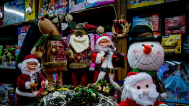Χριστούγεννα:-Ρετρό-στολίδια-και-παιχνίδια-στην-καρδιά-της-Αθήνας-–-Γιορτινές,-νοσταλγικές-εικόνες