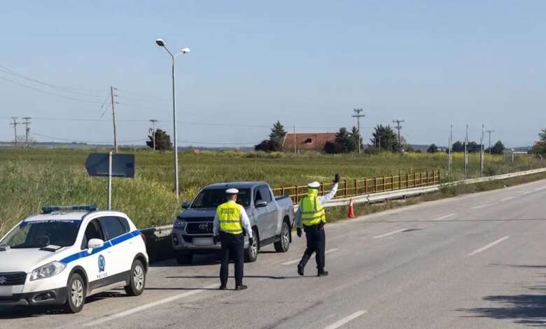 Θεσσαλονίκη:-Συνελήφθησαν-αστυνομικοί-για-κλήσεις-που-δεν-έκοβαν-–-Κατηγορούνται-για-«φακελάκια»-120.000-ευρώ