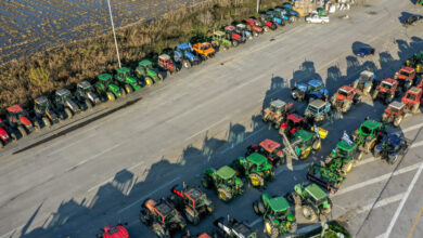 «Βραχυκύκλωμα»-από-τα-μπλόκα-των-αγροτών-δέκα-μέρες-πριν-τα-Χριστούγεννα:-Τα-αιτήματα-και-οι-κοινωνικές-αντιδράσεις