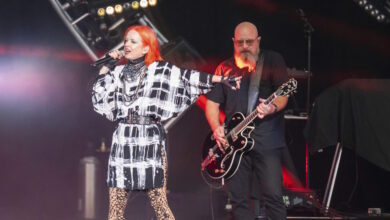 Σίδνεϊ:-Το-συγκρότημα-garbage-βγήκε-στη-σκηνή-παρά-την-τρομοκρατική-πολύνεκρη-επίθεση-στην-παραλία-Μπόντι