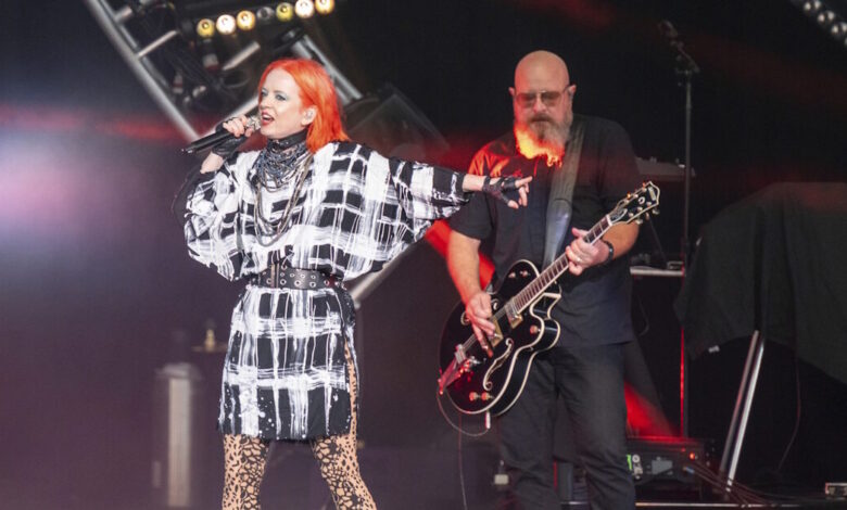 Σίδνεϊ:-Το-συγκρότημα-garbage-βγήκε-στη-σκηνή-παρά-την-τρομοκρατική-πολύνεκρη-επίθεση-στην-παραλία-Μπόντι