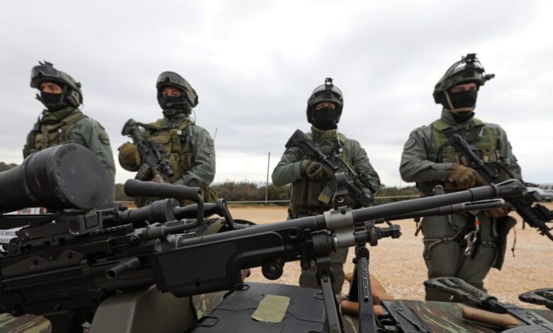 Στη-Βουλή-το-νομοσχέδιο-για-τις-Ένοπλες-Δυνάμεις:-Οι-αλλαγές-εκπαίδευση-και-θητεία-–-Ο-πίνακας-με-το-νέο-μισθολόγιο