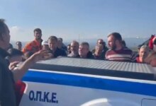 Ένταση-σε-νέο-μπλόκο-στην-Καλαμάτα:-Οι-αγρότες-προσπάθησαν-να-τουμπάρουν-αυτοκίνητο-της-αστυνομίας