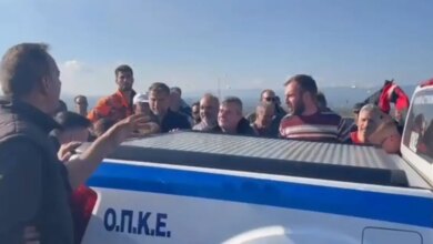 Ένταση-σε-νέο-μπλόκο-στην-Καλαμάτα:-Οι-αγρότες-προσπάθησαν-να-τουμπάρουν-αυτοκίνητο-της-αστυνομίας