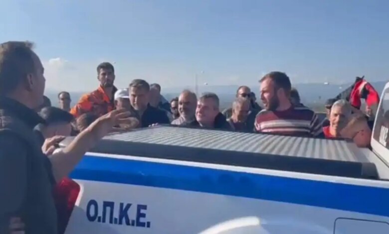 Ένταση-σε-νέο-μπλόκο-στην-Καλαμάτα:-Οι-αγρότες-προσπάθησαν-να-τουμπάρουν-αυτοκίνητο-της-αστυνομίας