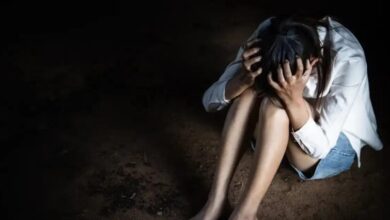 Θεσσαλονίκη:-44χρονος-προσπάθησε-να-στραγγαλίσει-την-34χρονη-σύντροφό-του-–-Ξυλοκόπησε-και-τον-14χρονο-γιο-της