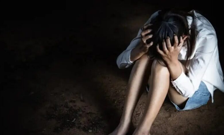 Θεσσαλονίκη:-44χρονος-προσπάθησε-να-στραγγαλίσει-την-34χρονη-σύντροφό-του-–-Ξυλοκόπησε-και-τον-14χρονο-γιο-της