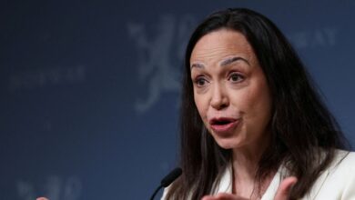 Η-Νομπελίστρια-Μαρία-Κορίνα-Ματσάδο-υπέστη-κάταγμα-στη-σπονδυλική-στήλη-ενώ-έφευγε-από-τη-Βενεζουέλα