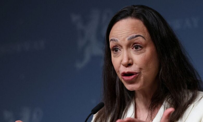 Η-Νομπελίστρια-Μαρία-Κορίνα-Ματσάδο-υπέστη-κάταγμα-στη-σπονδυλική-στήλη-ενώ-έφευγε-από-τη-Βενεζουέλα