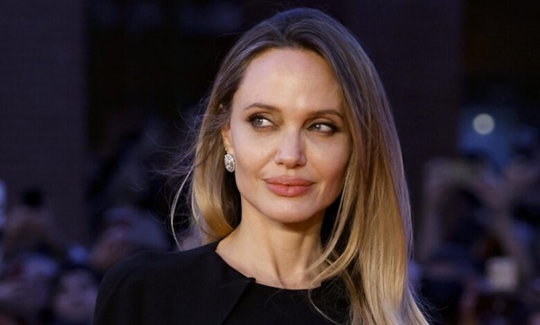 Η-Αντζελίνα-Τζολί-αποκαλύπτει-την-ουλή-από-τη-μαστεκτομή-ποζάροντας-στο-εξώφυλλο-του-time