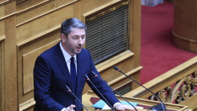 Μπρα-ντε-φερ-Μητσοτάκη-–-Ανδρουλάκη-στη-Βουλή-με-το-βλέμμα-στους-αγρότες-και-την-ακρίβεια