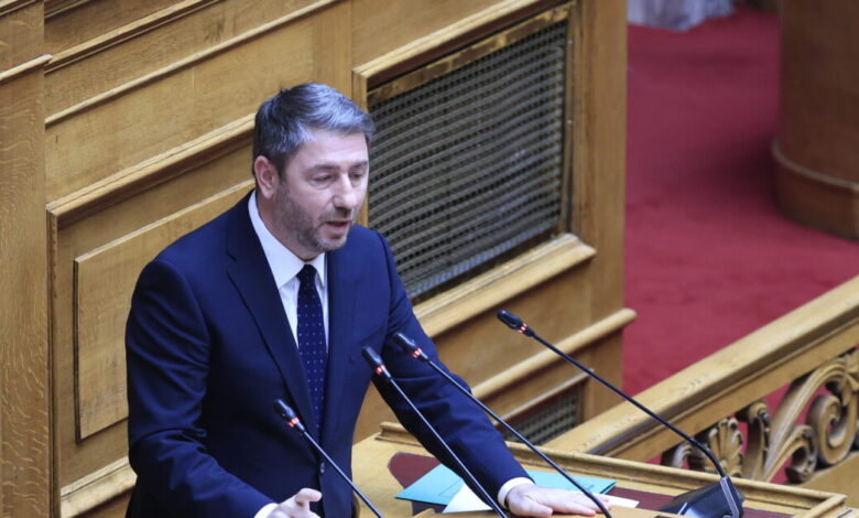 Μπρα-ντε-φερ-Μητσοτάκη-–-Ανδρουλάκη-στη-Βουλή-με-το-βλέμμα-στους-αγρότες-και-την-ακρίβεια