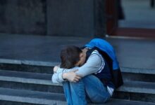 Θεσσαλονίκη:-55χρονη-κατηγορείται-ότι-βίαζε-τον-γιο-της-οικιακής-βοηθού-της-από-την-ηλικία-των-9-ετών