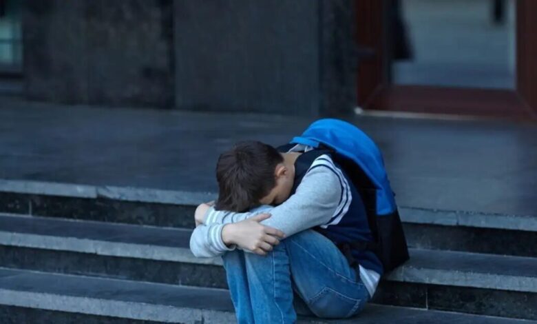 Θεσσαλονίκη:-55χρονη-κατηγορείται-ότι-βίαζε-τον-γιο-της-οικιακής-βοηθού-της-από-την-ηλικία-των-9-ετών