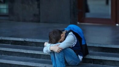 Θεσσαλονίκη:-55χρονη-κατηγορείται-ότι-βίαζε-τον-γιο-της-οικιακής-βοηθού-της-από-την-ηλικία-των-9-ετών