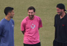 Μέσι,-Σουάρες-και-Ντε-Πολ-στριμωγμένοι-στο-πίσω-κάθισμα-αυτοκινήτου-–-Η-φωτογραφία-που-έγινε-viral