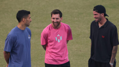 Μέσι,-Σουάρες-και-Ντε-Πολ-στριμωγμένοι-στο-πίσω-κάθισμα-αυτοκινήτου-–-Η-φωτογραφία-που-έγινε-viral