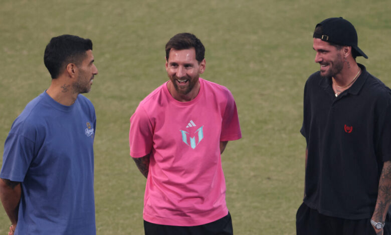 Μέσι,-Σουάρες-και-Ντε-Πολ-στριμωγμένοι-στο-πίσω-κάθισμα-αυτοκινήτου-–-Η-φωτογραφία-που-έγινε-viral